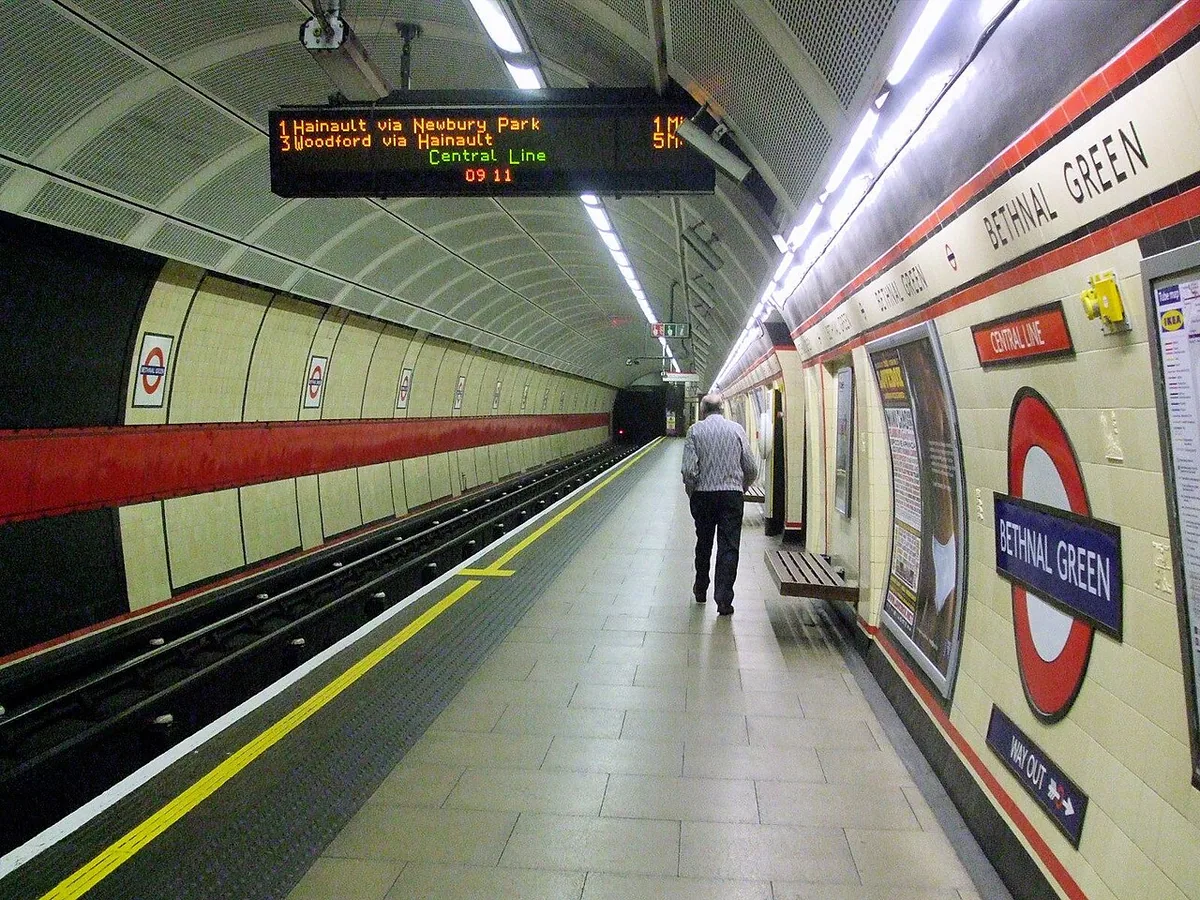 Bethnal Green tube station eastbound platform looking east