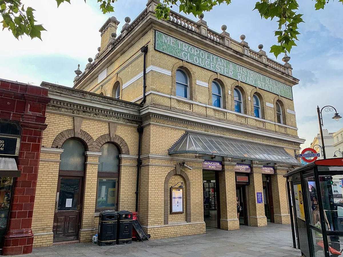 Station building of Gloucester Road tube station, the former station building of the Metropolitann & District Railway, to the left the former entrance to the Piccadilly tube. Taken