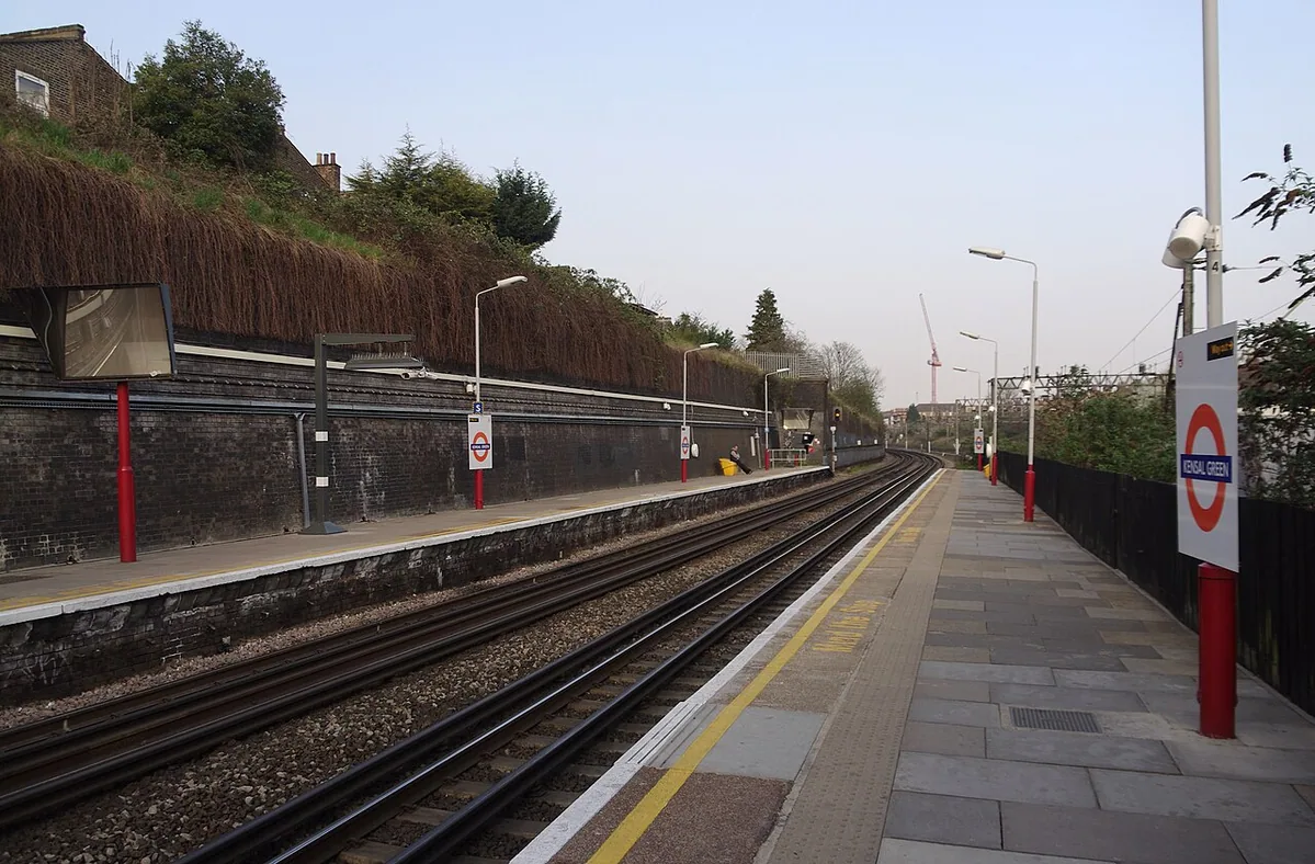 Kensal Green railway station on the Bakerloo and Watford DC lines, looking south.