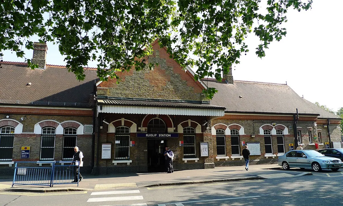 An attractive building for this outer station. Line(s) and Previous/Next Stations: Ickenham < METROPOLITAN LINE > Ruislip Manor Ickenham < PICCADILLY LINE > Ruislip Manor Links: Ra