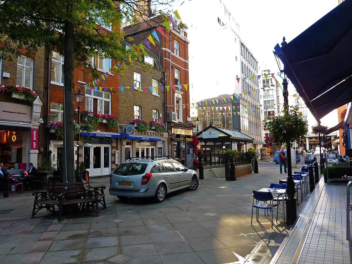 Barrett Street seen from its junction with St Christopher's Place