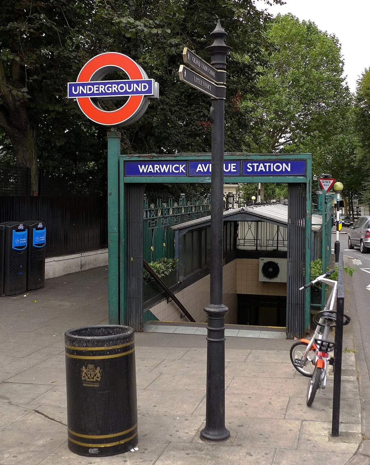 Westlicher Eingang der Warwick Avenue Station in der City of Westminster. Haltepunkt für die Bakerloo Line.